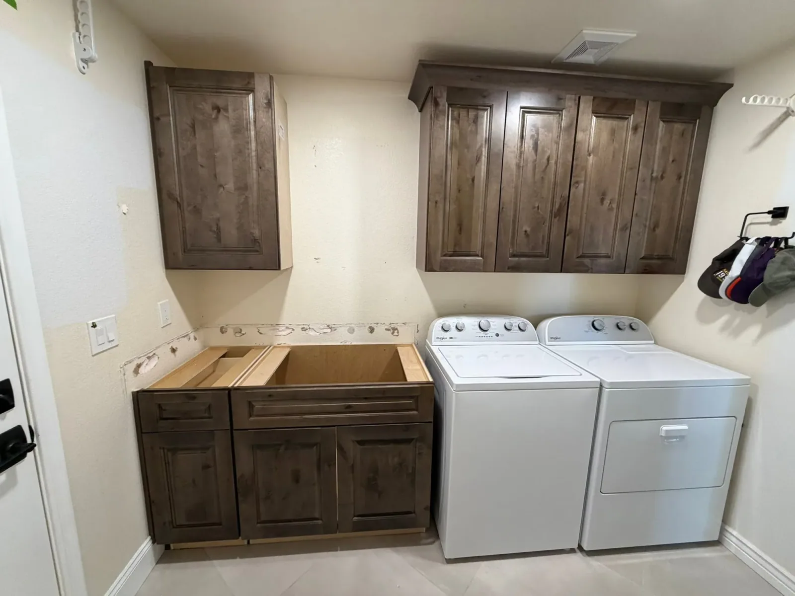 Custom wet bar built in cabinetry by Ramos Cabinetry and Construction in Phoenix, AZ